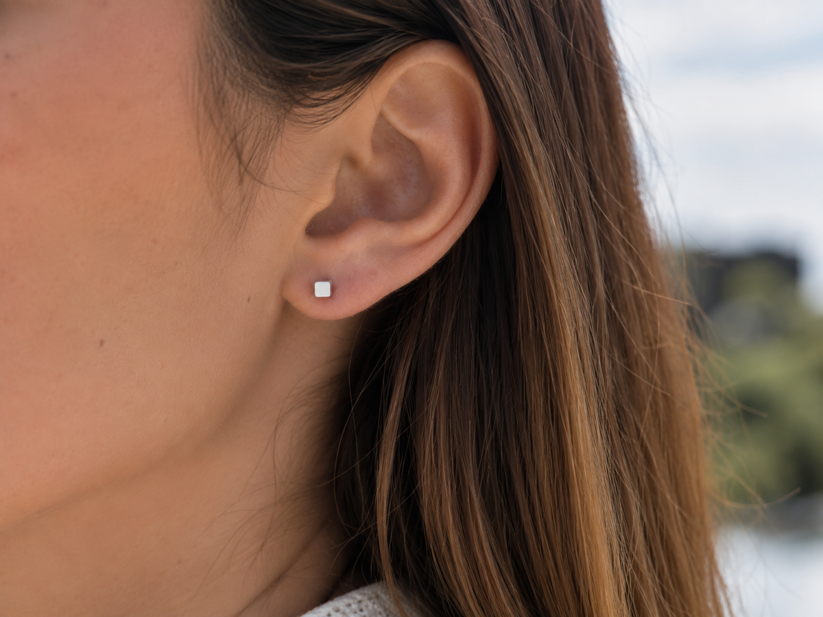 14kt. Witgouden Setje Oorstuds met Kubus Top – 0.8 mm – 4 mm gedragen door model