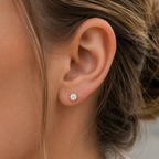 14kt. Geelgouden Setje Oorstuds met VVS Moissanite Steen – 0.8 mm gedragen door model