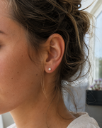 14kt. Geelgouden Setje Oorstuds met VVS Moissanite Steen – 0.8 mm gedragen door model