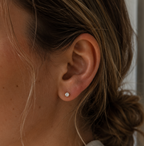 14kt. Geelgouden Setje Oorstuds met VVS Moissanite Steen – 0.8 mm gedragen door model