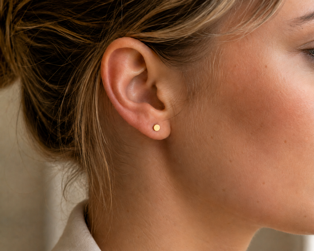 14kt. Geelgouden Setje Oorstuds met Ronde Top – 0.8 mm – 5 mm gedragen door model