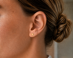 14kt. Geelgouden Setje Oorstuds met Ronde Top – 0.8 mm – 5 mm gedragen door model