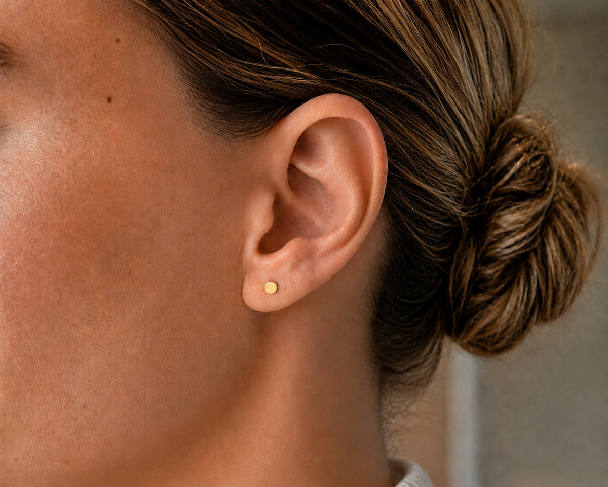 14kt. Geelgouden Setje Oorstuds met Ronde Top – 0.8 mm – 5 mm gedragen door model