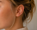 14kt. Geelgouden Setje Oorstuds met Ronde Top – 0.8 mm – 5 mm gedragen door model