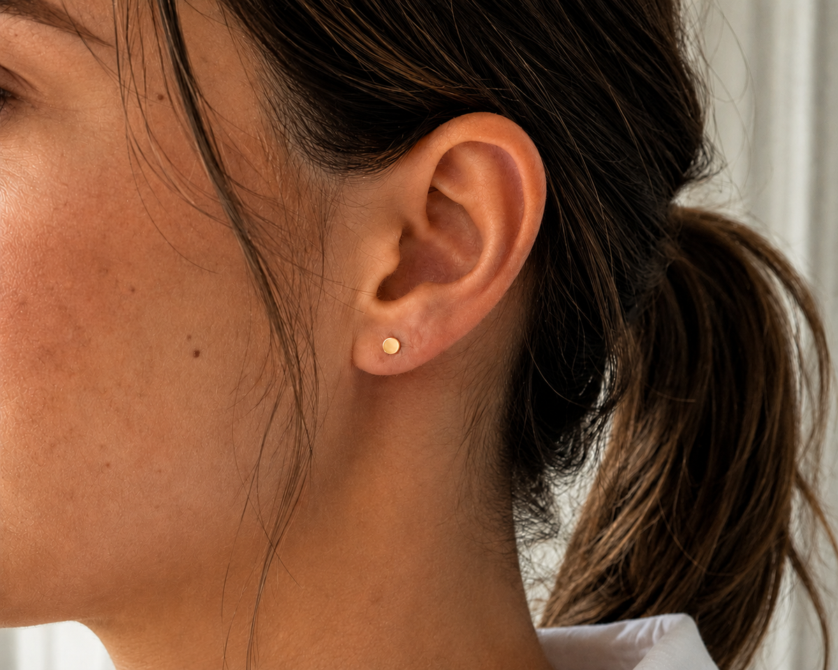 14kt. Geelgouden Setje Oorstuds met Ronde Top – 0.8 mm – 5 mm gedragen door model