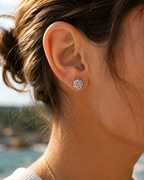 14kt. Gouden Setje Oorstuds met Roos Top – Witgoud – 0.8 mm gedragen door model
