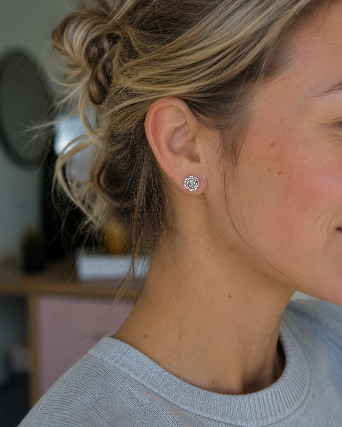 14kt. Gouden Setje Oorstuds met Roos Top – Witgoud – 0.8 mm gedragen door model