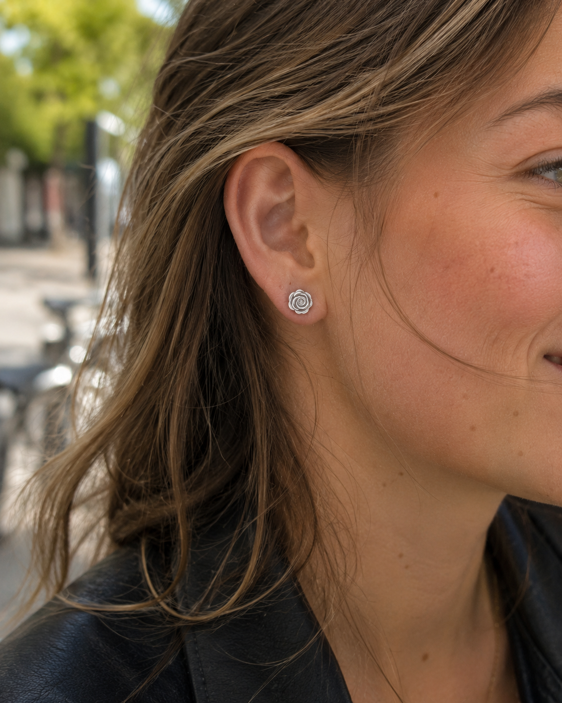 14kt. Gouden Setje Oorstuds met Roos Top – Witgoud – 0.8 mm gedragen door model