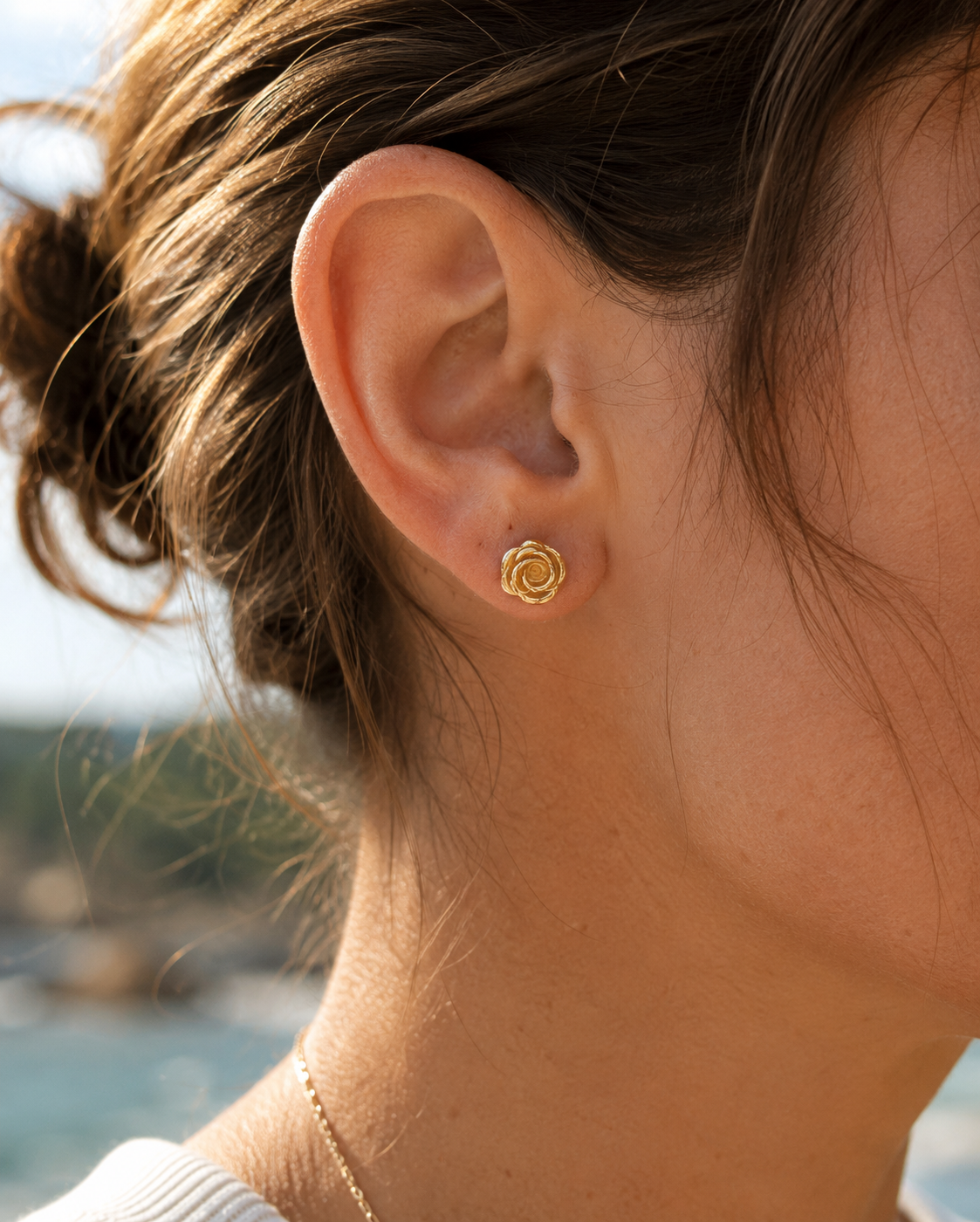 14kt. Gouden Setje Oorstuds met Roos Top – Geelgoud – 0.8 mm gedragen door model