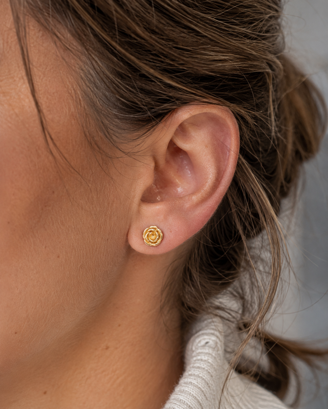 14kt. Gouden Setje Oorstuds met Roos Top – Geelgoud – 0.8 mm gedragen door model