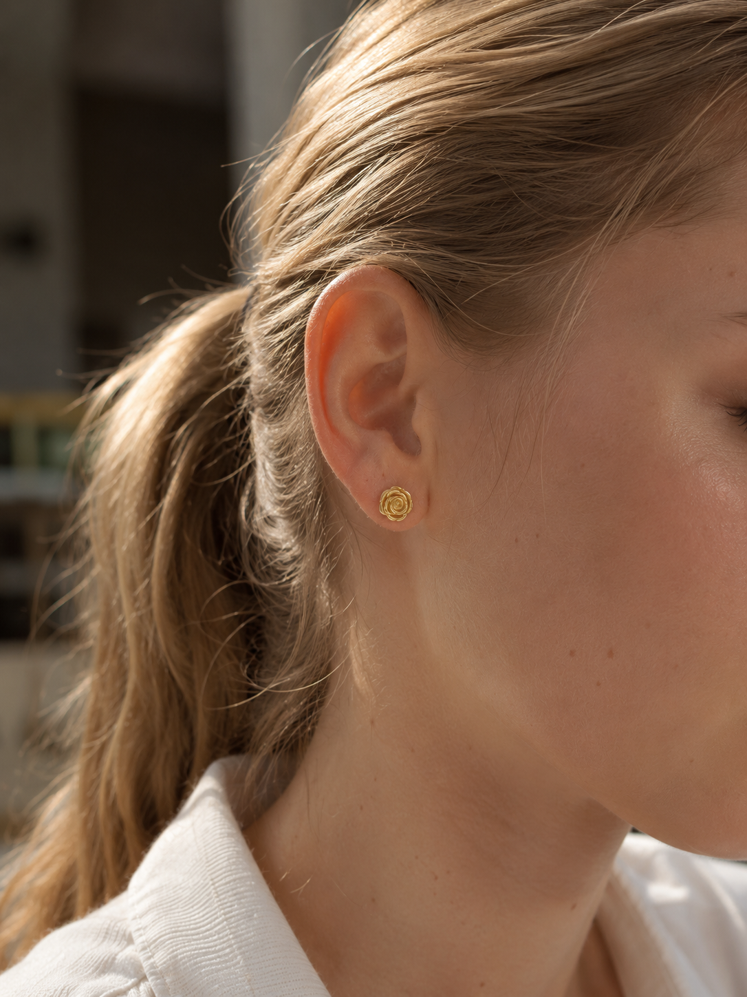 14kt. Gouden Setje Oorstuds met Roos Top – Geelgoud – 0.8 mm gedragen door model
