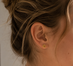 14kt. Gouden Setje Oorstuds met Roos Top – Geelgoud – 0.8 mm gedragen door model