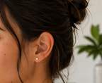 14kt. Gouden Setje Oorstuds met Vierkante Top – Witgoud – 0.8 mm gedragen door model