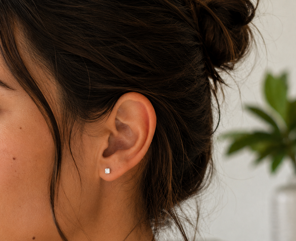 14kt. Gouden Setje Oorstuds met Vierkante Top – Witgoud – 0.8 mm gedragen door model