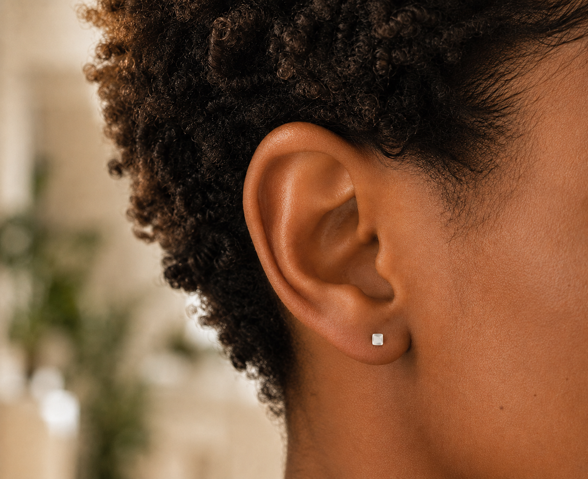14kt. Gouden Setje Oorstuds met Vierkante Top – Witgoud – 0.8 mm gedragen door model