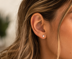 14kt. Gouden Setje Oorstuds met Vierkante Top – Witgoud – 0.8 mm gedragen door model