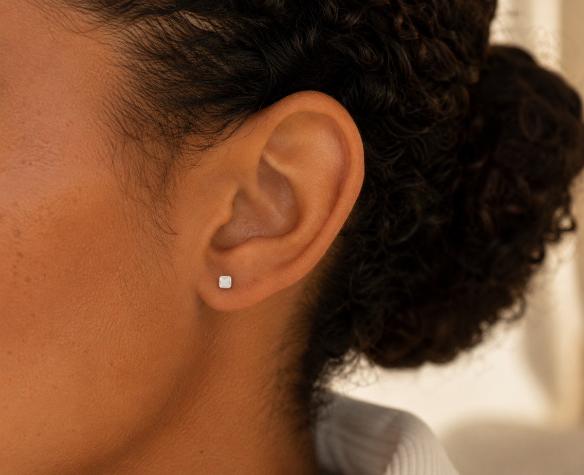 14kt. Gouden Setje Oorstuds met Vierkante Top – Witgoud – 0.8 mm gedragen door model