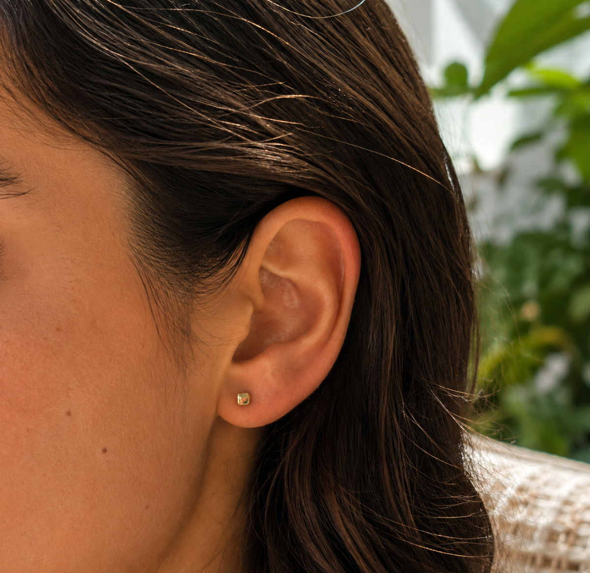 14kt. Gouden Setje Oorstuds met Vierkante Top – Geelgoud – 0.8 mm gedragen door model