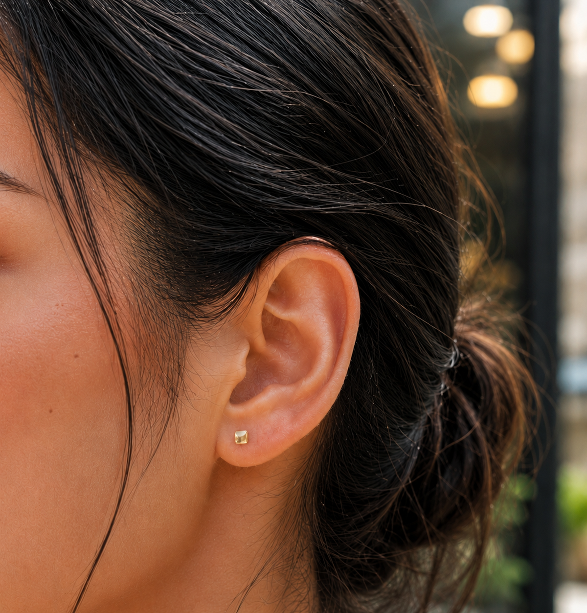 14kt. Gouden Setje Oorstuds met Vierkante Top – Geelgoud – 0.8 mm gedragen door model