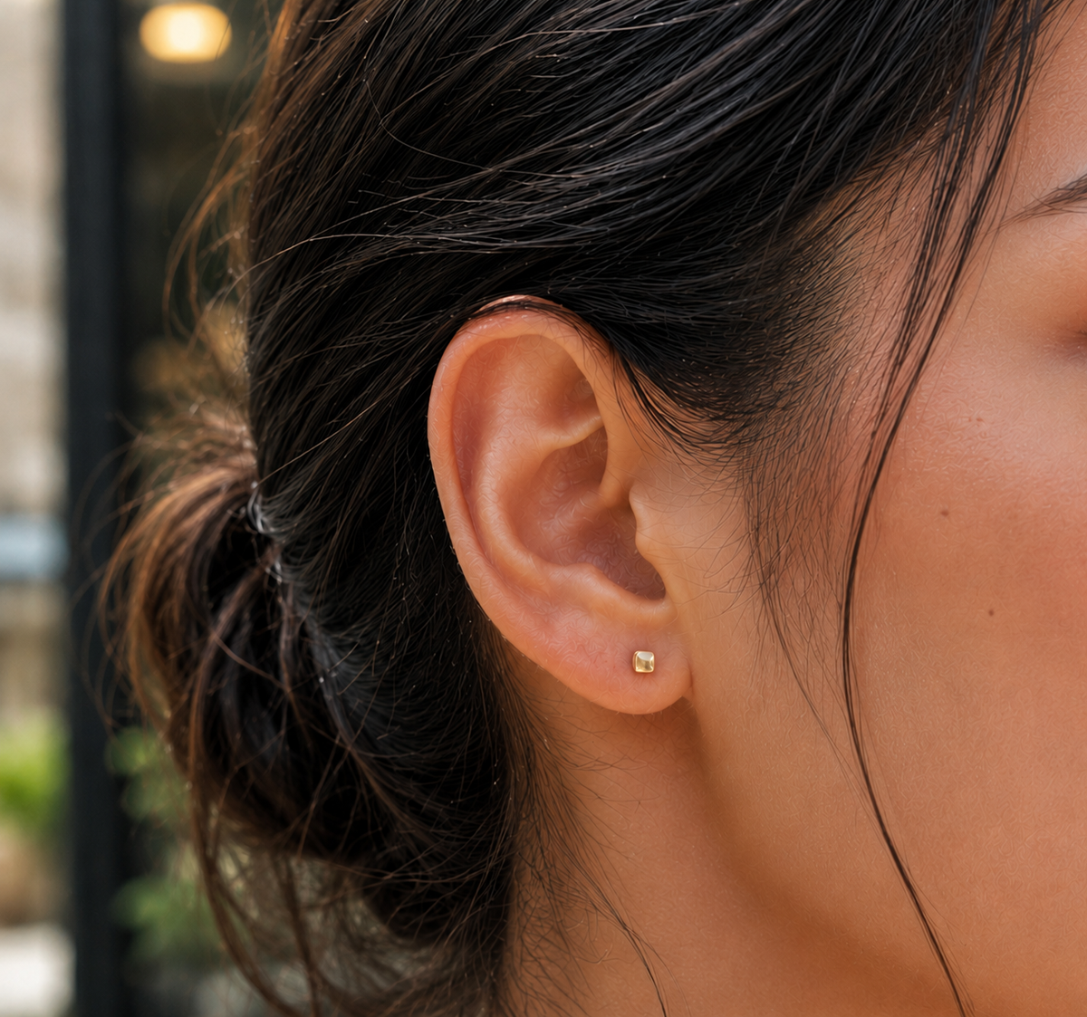14kt. Gouden Setje Oorstuds met Vierkante Top – Geelgoud – 0.8 mm gedragen door model