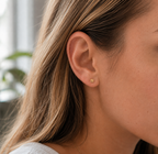 14kt. Gouden Setje Oorstuds met Vierkante Top – Geelgoud – 0.8 mm gedragen door model