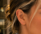14kt. Gouden Setje Oorstuds met Vierkante Top – Geelgoud – 0.8 mm gedragen door model