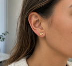 14kt. Geelgouden Setje Oorstuds met Vlinder Top en Helder Steentje gedragen door model
