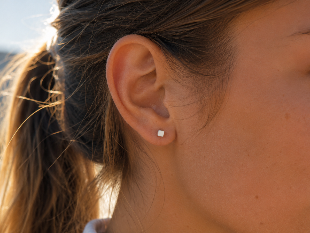 14kt. White Gold Stud Earrings Set with Cube Top – 0.8 mm – 4 mm